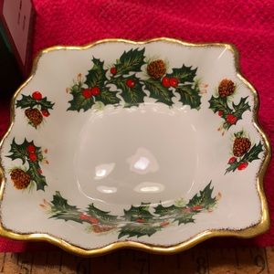 Queens porcelain Yuletide square sweet dish